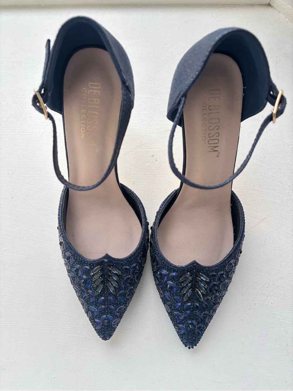 Beautiful Blue Bedazzled heels 💠🦋
Size 7.5-8